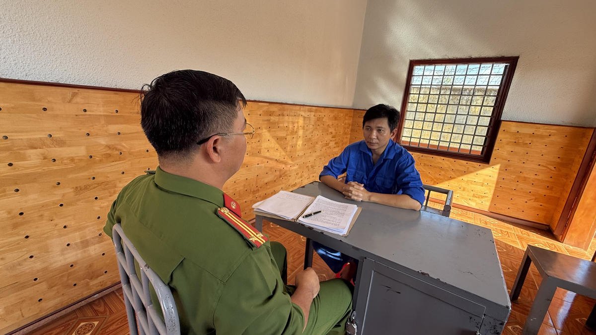 Lực lượng Công an đang lấy lời khai đối với Phạm Trung Nghĩa. Ảnh: SĐ.
