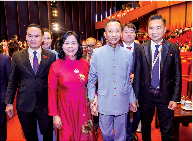 Chủ tịch UBTƯ  MTTQ Việt Nam Bùi Thị Minh Hoài chụp ảnh cùng Hiệp sĩ Đại thánh giá Lê Đức Thịnh. 	Ảnh: Quang Vinh.