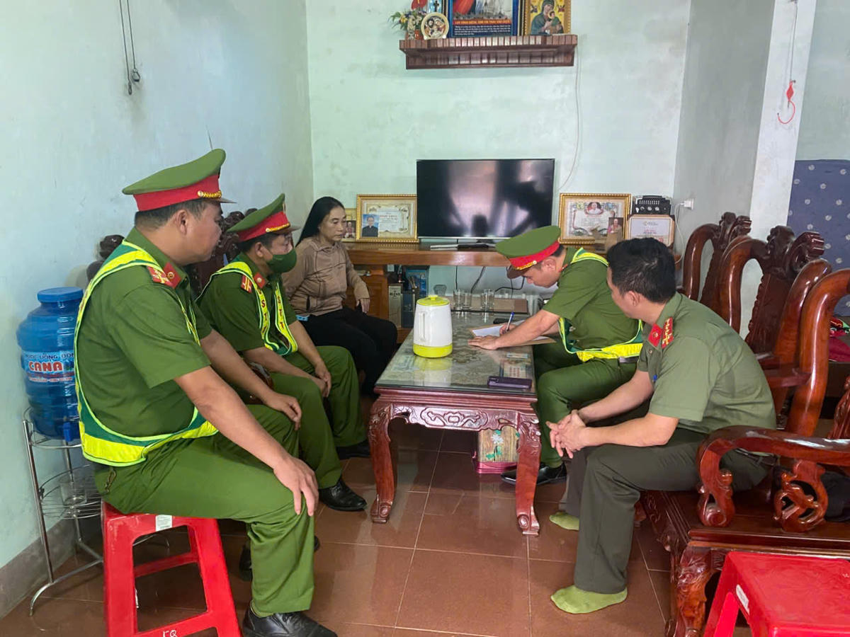 Lực lượng Công an xã Can Lộc làm việc với bà Q. Ảnh: CL.