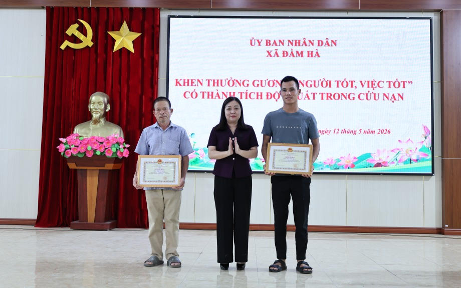 Lãnh đạo xã Đầm Hà trao tặng Giấy khen gương “Người tốt, việc tốt” của UBND xã cho ông Trần Văn Sùng và ông Đặng Văn Kiên. Ảnh: Quốc Nghị