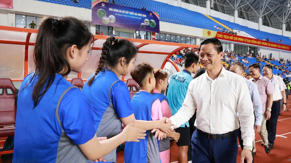 Chủ tịch UBND tỉnh Thái Nguyên Vương Quốc Tuấn xuống sân động viên các cầu thủ nữ trước giờ thi đấu.