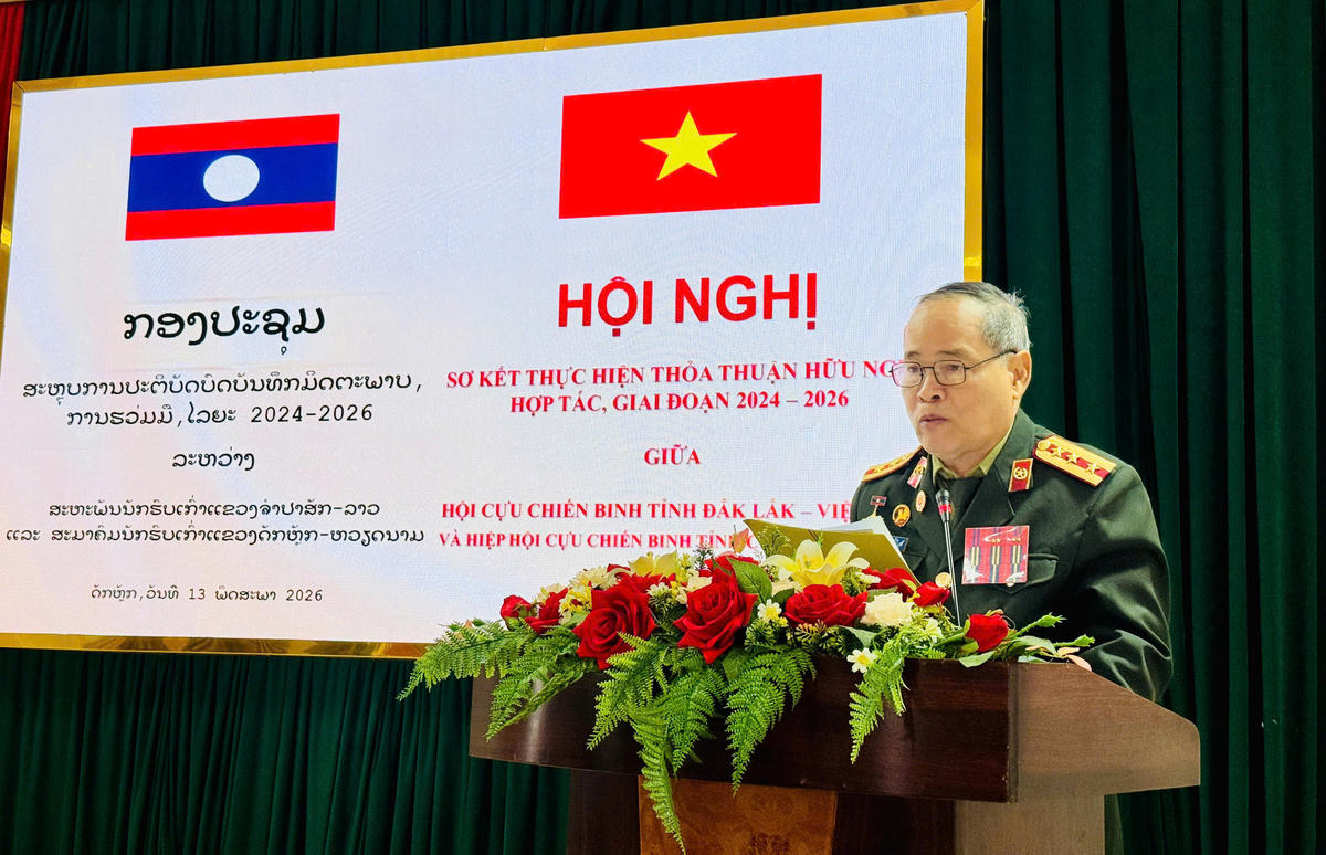 Đại tá Buôn-Mạc Vi-lả-vông (Buonmark Vilavong), Chủ tịch Hiệp hội Cựu chiến binh tỉnh Champasak phát biểu. Ảnh: Thanh Nga.