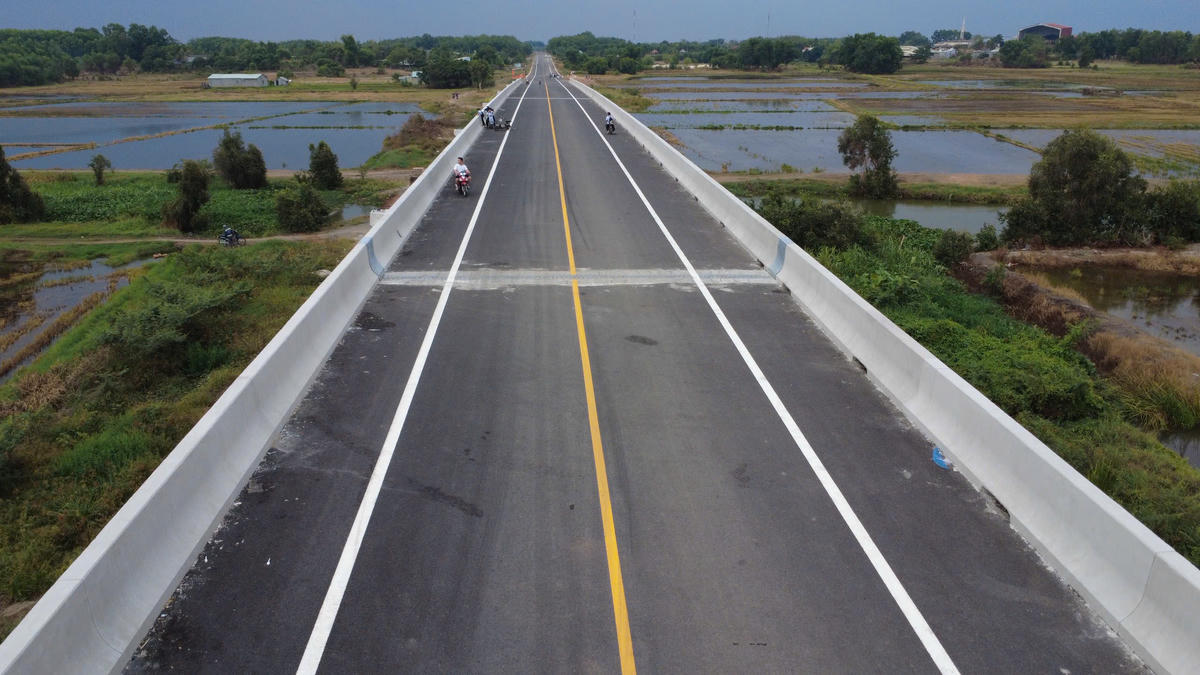 Cầu Tây Long nối hai khu vực Long An và Tây Ninh cũ, hiện thuộc địa bàn tỉnh Tây Ninh đã hoàn thành. Do chưa liền mạch, khu vực này chỉ dành cho cư dân địa phương lân cận. Ảnh: Đ.Xá.