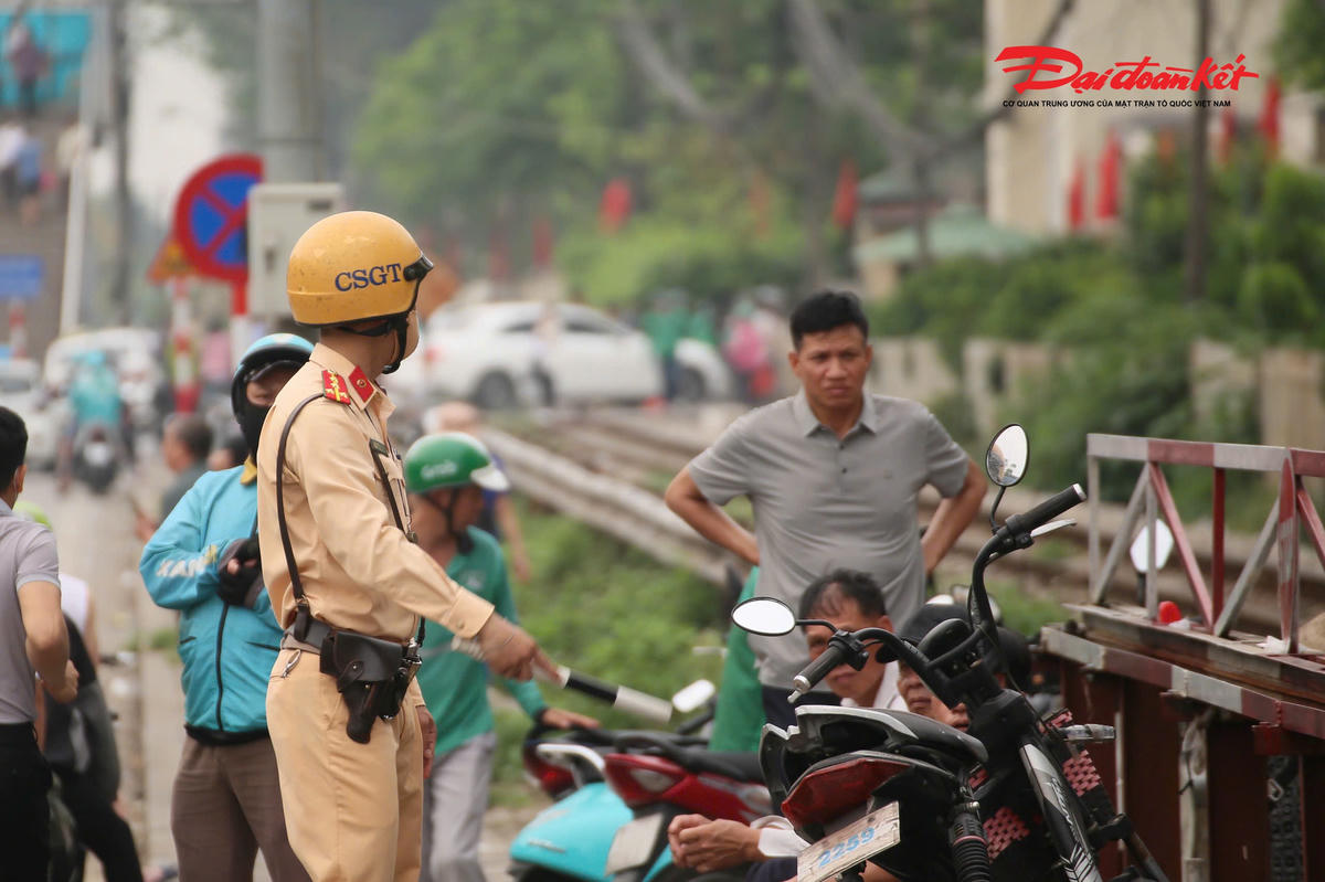 Hà Nội: CSGT tăng cường xử lý ô tô dừng đỗ sai quy định trên tuyến Giải Phóng