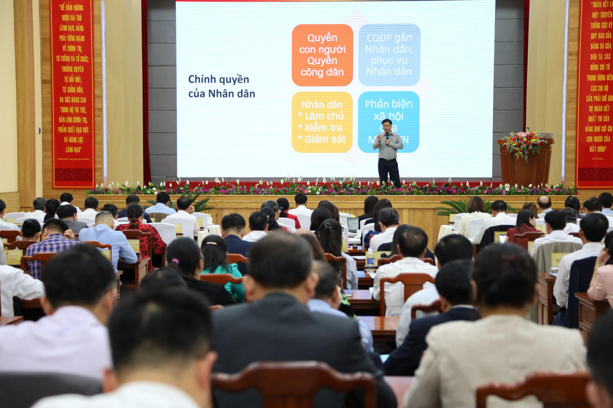 Các đại biểu nghiên cứu chuyên đề tổng quan chung về HĐND và chính quyền địa phương.