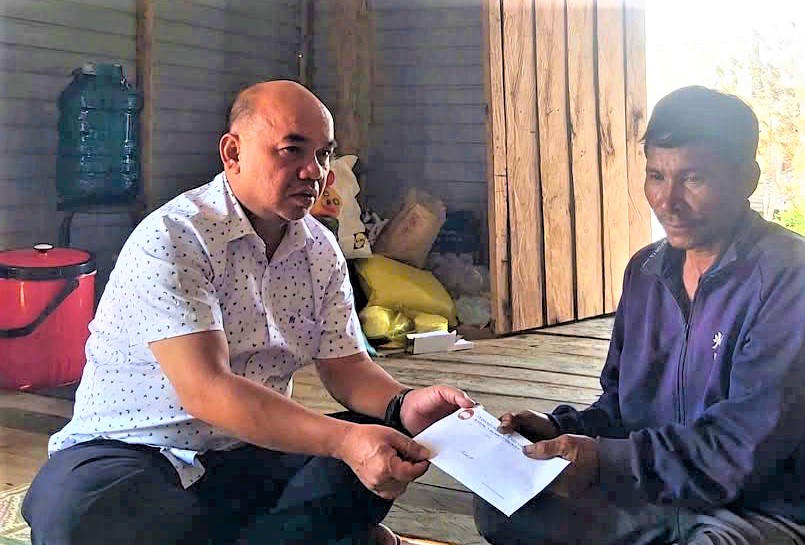 Ông Siu Trung (bên trái), Phó Chủ tịch Ủy ban MTTQ Việt Nam tỉnh Gia Lai thăm, tặng quà cho gia đình ông Đinh Mứt.