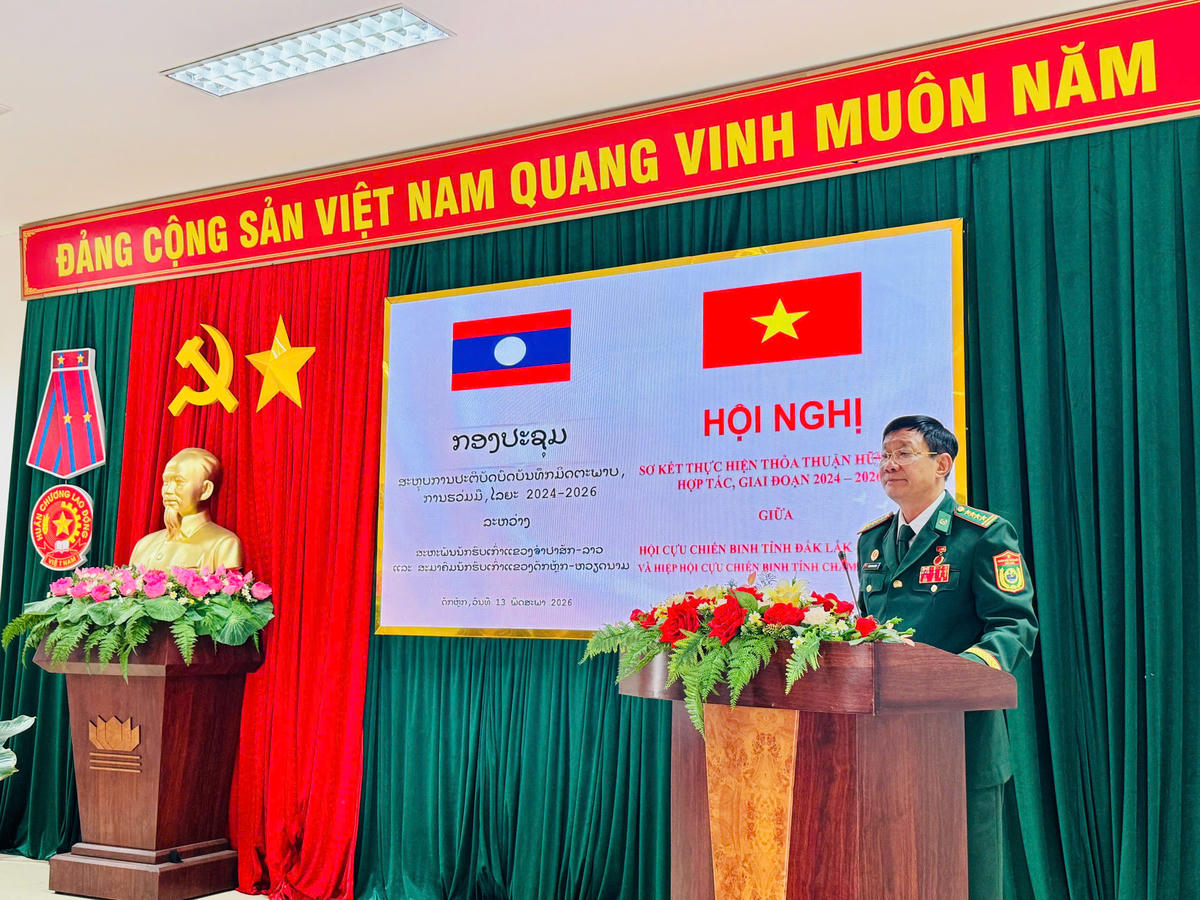 Đại tá Phạm Quang Hùng, Chủ tịch Hội Cựu chiến binh tỉnh Đắk Lắk thông qua báo sơ kết tại hội nghị. Ảnh:Thanh Nga.