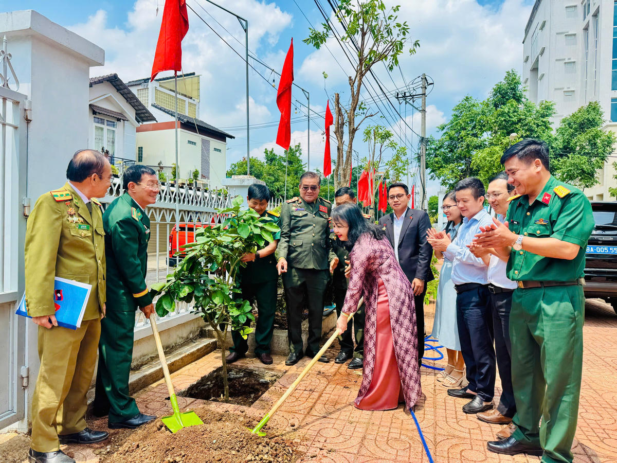 Các đại biểu trồng cây lưu niệm tại Hội Cựu chiến binh tỉnh. Ảnh: Thanh Nga.