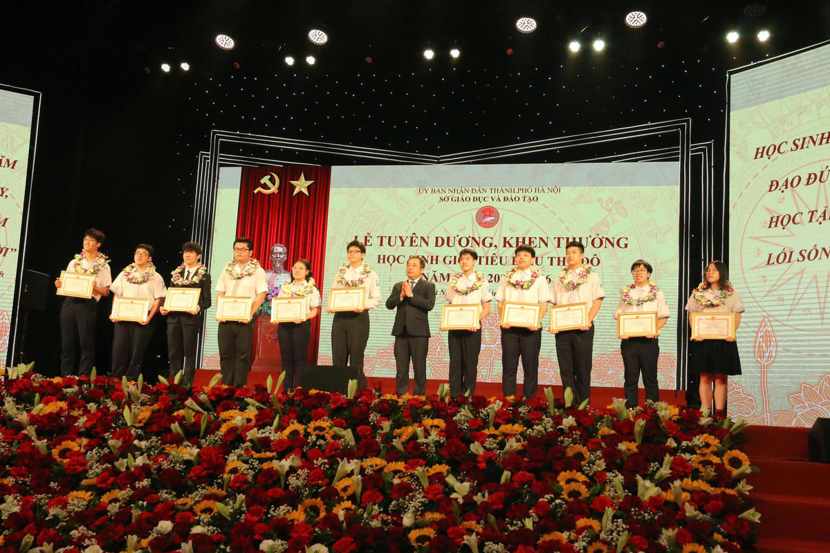 Bí thư Thành ủy Hà Nội Trần Đức Thắng trao bằng khen của UBND TP Hà Nội cho các học sinh giỏi tiêu biểu Thủ đô năm học 2025-2026. Ảnh: Thanh Hùng.