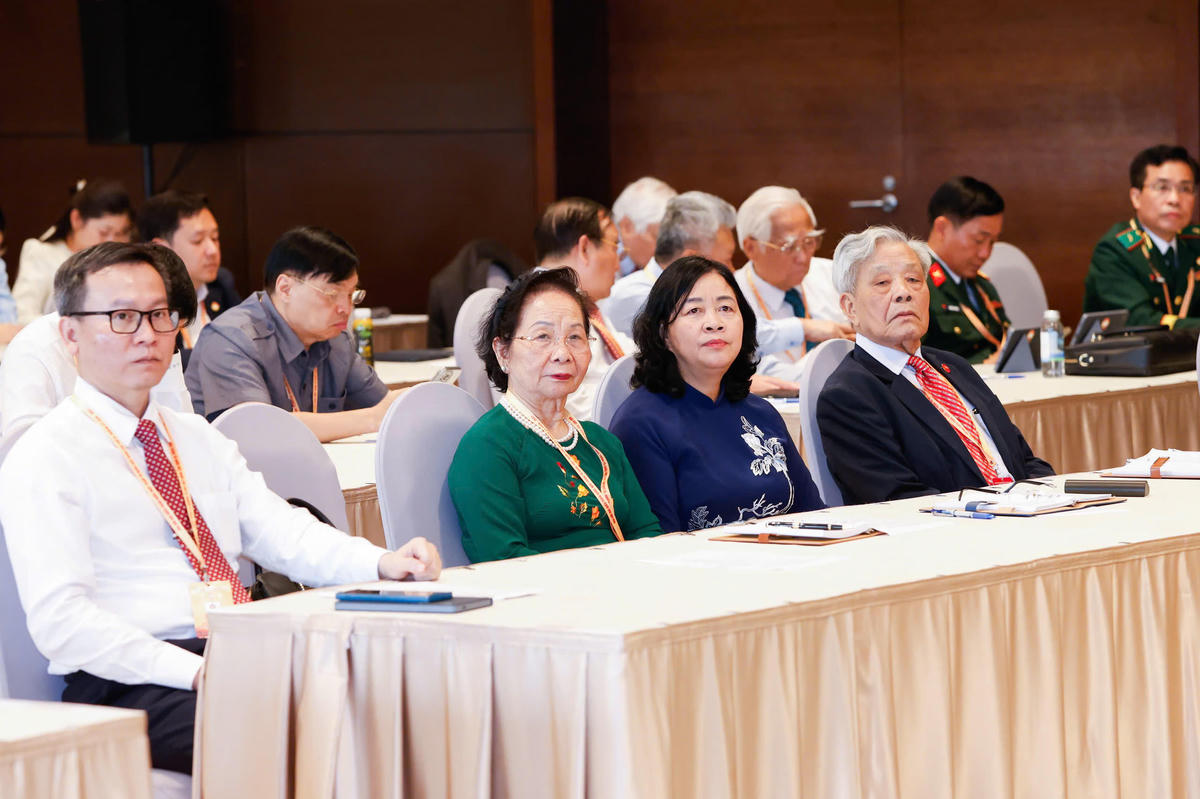Bà Bùi Thị Minh Hoài - Ủy viên Bộ Chính trị, Bí thư Trung ương Đảng, Bí thư Đảng ủy MTTQ, các đoàn thể Trung ương, Chủ tịch UBTƯ MTTQ Việt Nam tham dự tại Trung tâm thảo luận số 1.