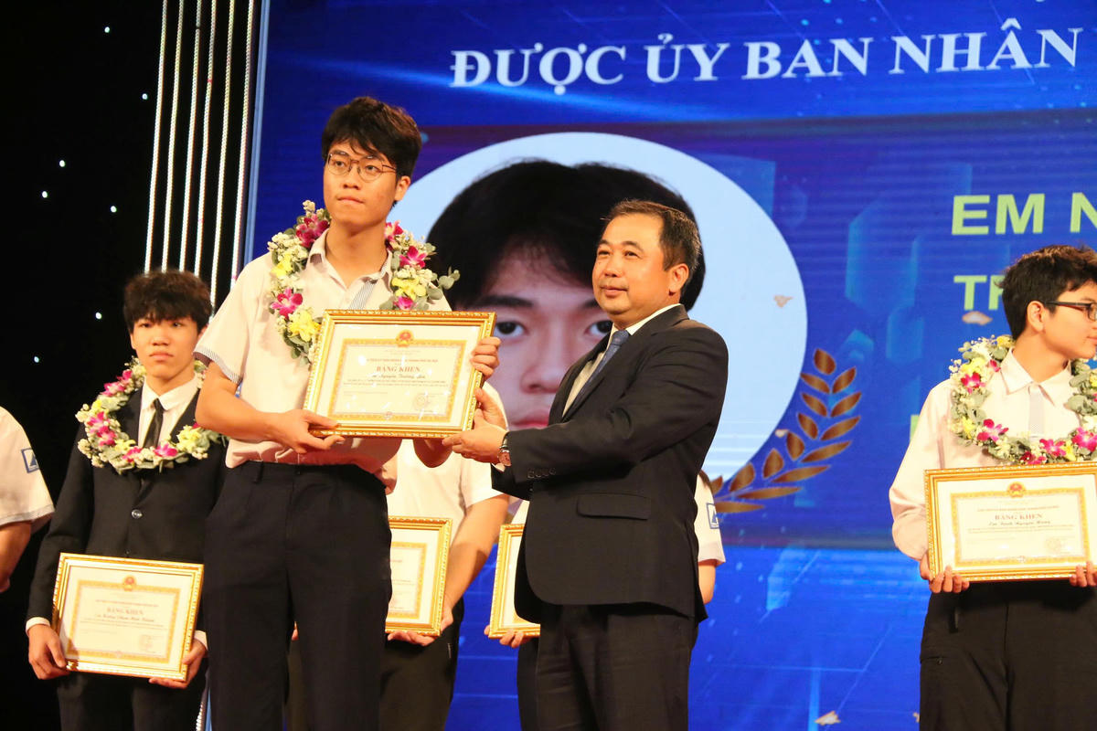 Bí thư Thành uỷ Hà Nội Trần Đức Thắng trao bằng khen cho học sinh giỏi tiêu biểu được tuyên dương tại buổi lễ. Ảnh: Thanh Hùng