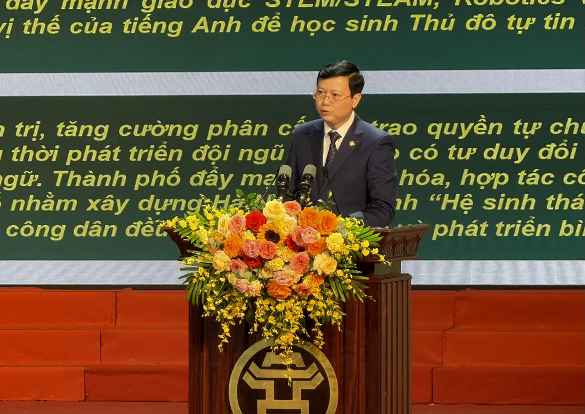Giám đốc Sở GDĐT Hà Nội Nguyễn Văn Hiền phát biểu tại lễ tuyên dương. Ảnh: Nguyễn Hoài