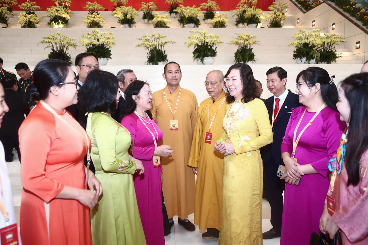Phó Bí thư Thành ủy, Chủ tịch Ủy ban MTTQ thành phố Đồng Nai Huỳnh Thị Hằng trao đổi với các thành viên trong đoàn. Ảnh: PV