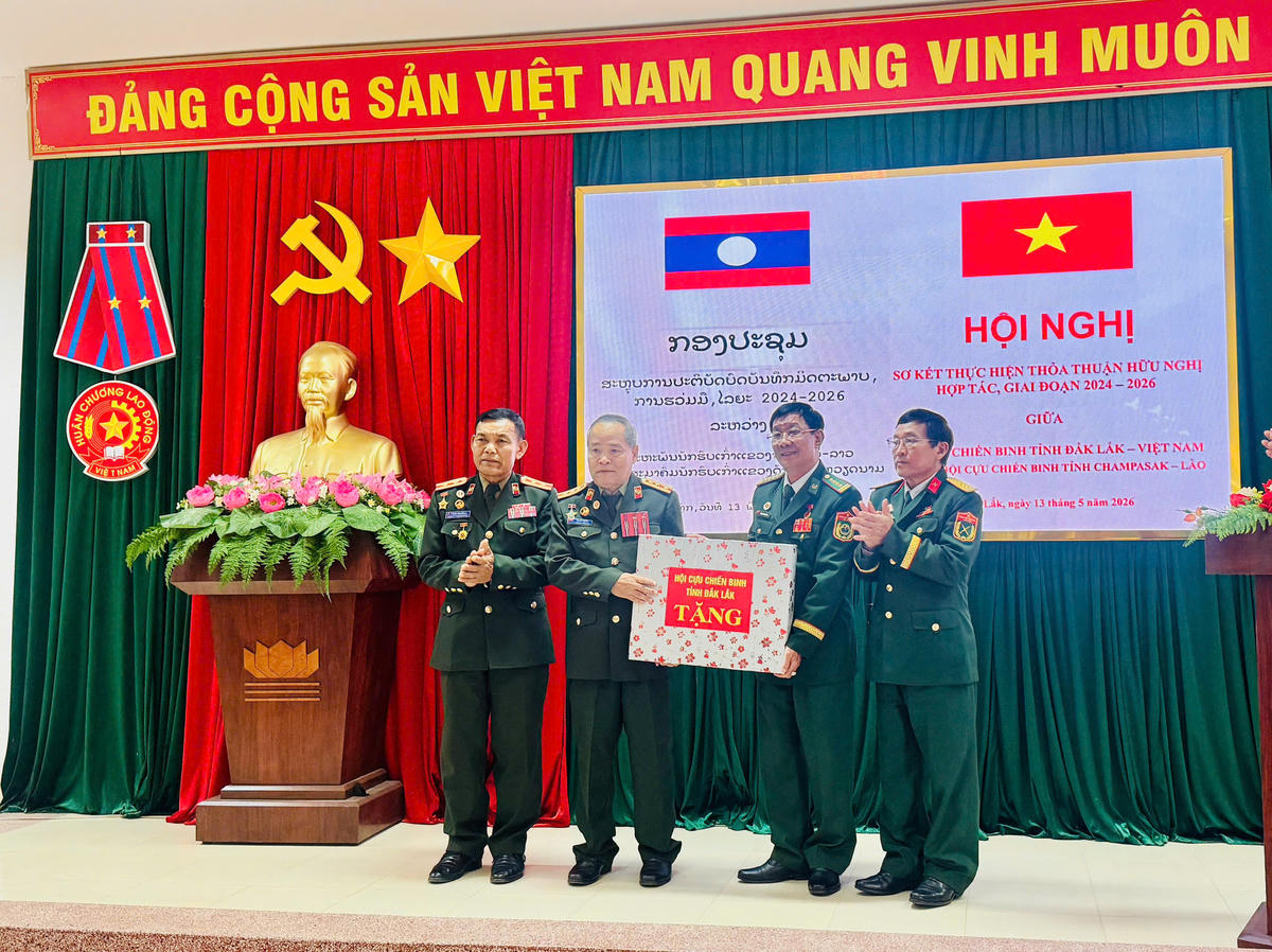 Hội Cựu chiến binh tỉnh Đắk Lắk tặng quà cho Đoàn đại biểu Hiệp hội Cựu chiến binh tỉnh Champasak, nước Cộng hòa Dân chủ Nhân dân Lào. Ảnh: Thanh Nga.