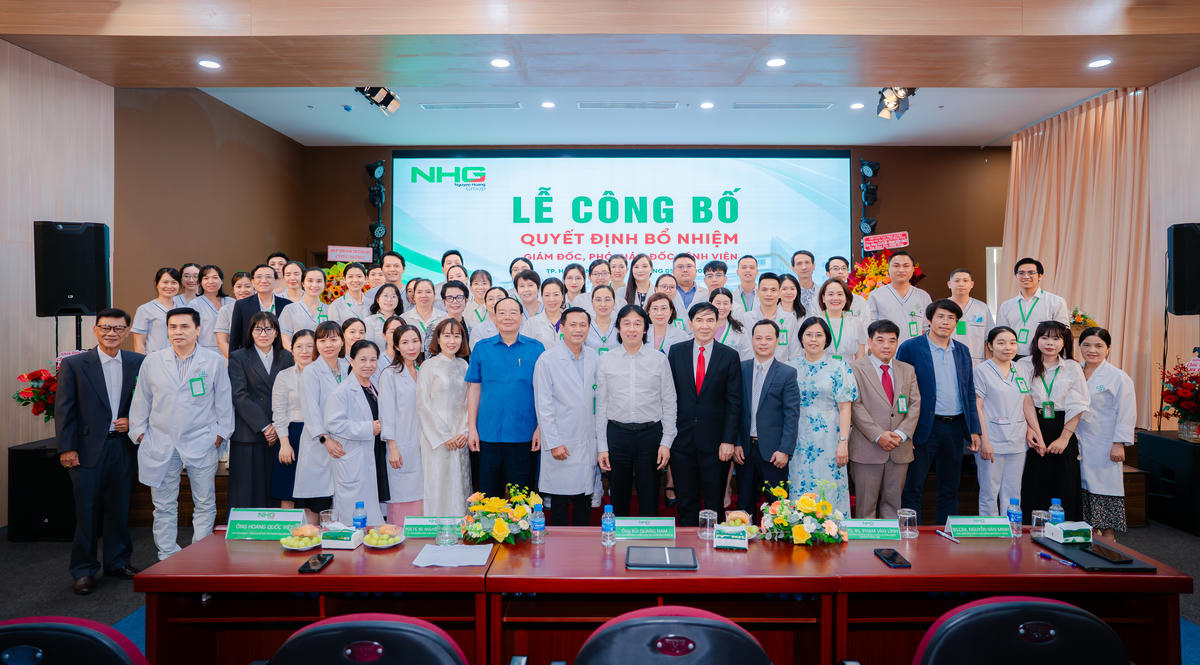 Lãnh đạo Tập đoàn Nguyễn Hoàng và Ban Giám đốc mới của bệnh viện ra mắt cùng đội ngũ cán bộ, y bác sĩ