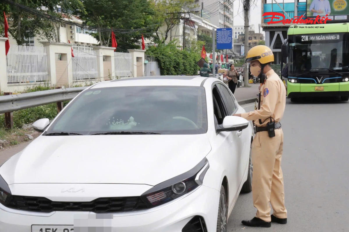 Hà Nội: CSGT tăng cường xử lý ô tô dừng đỗ sai quy định trên tuyến Giải Phóng