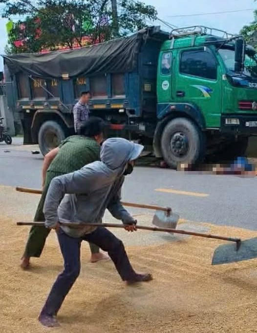Camera ghi lại cảnh người dân cào lúa phơi trên đường sau khi vụ tai nạn xảy ra. Ảnh: HN.