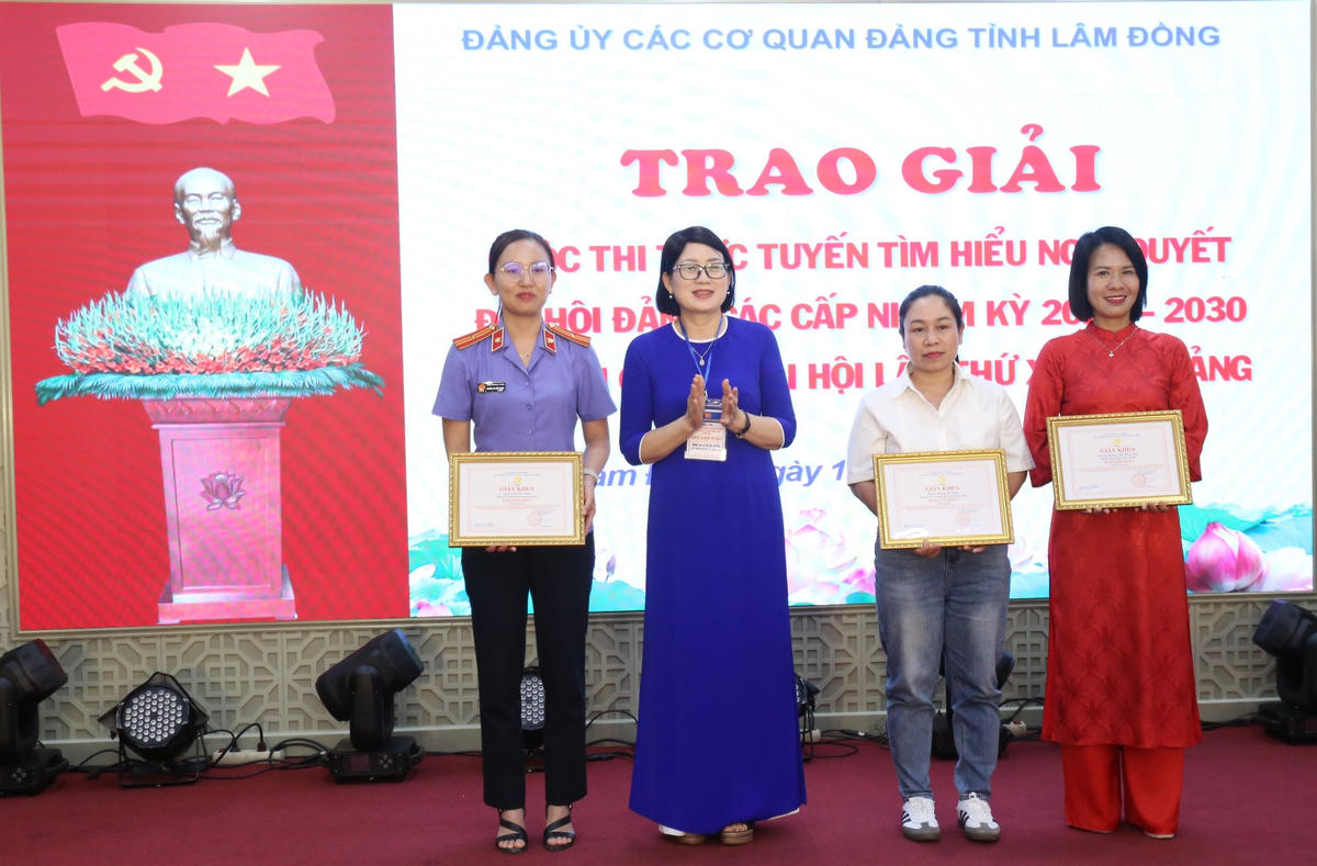 Bà Lê Thị Hải Duyên, Phó Bí thư Đảng ủy các cơ quan Đảng tỉnh Lâm Đồng, trao giải Nhất cho các cá nhân đạt giải, Cuộc thi trực tuyến tìm hiểu Nghị quyết Đại hội Đảng.