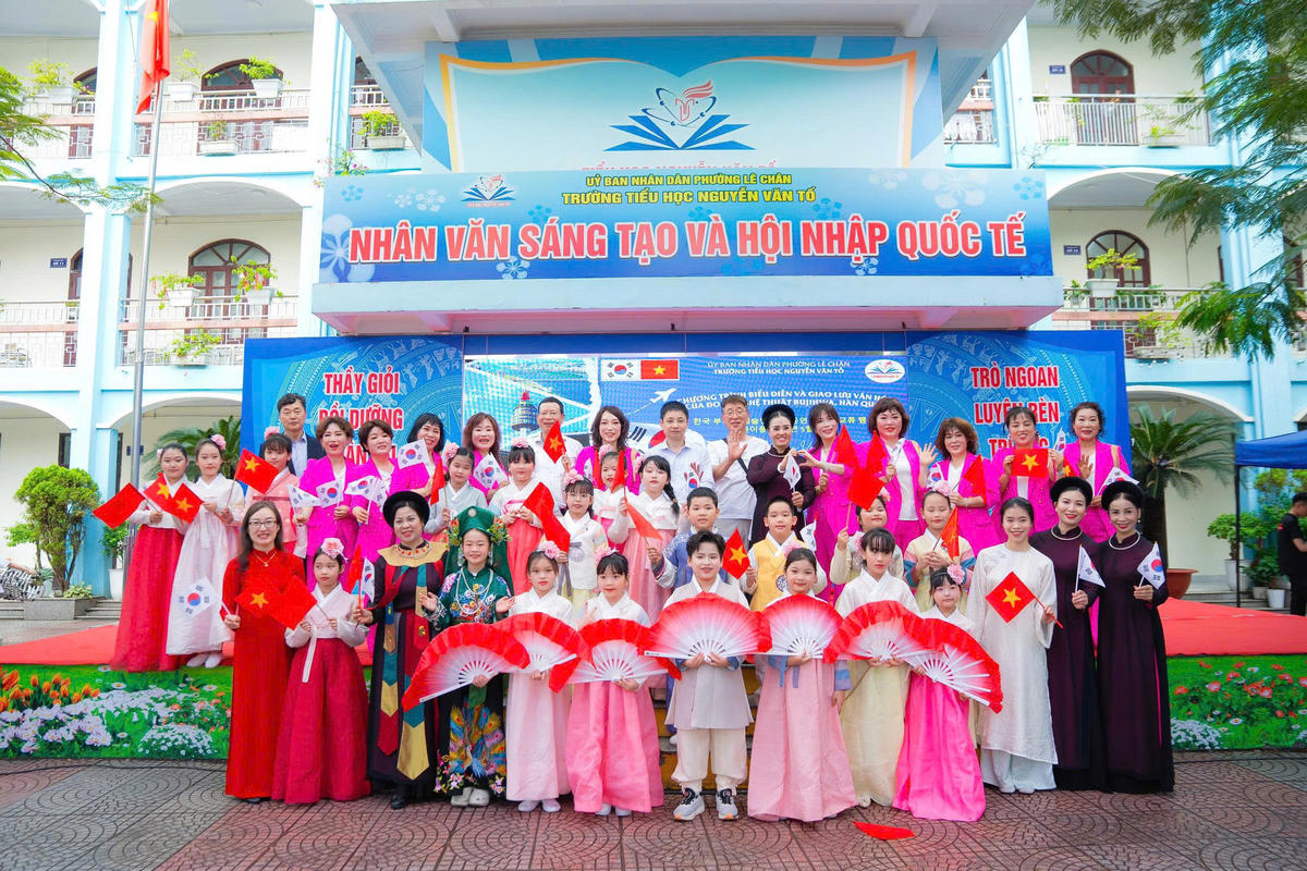 Trường Tiểu học Nguyễn Văn Tố (phường Lê Chân, Hải Phòng) giao lưu nghệ thuật cùng đoàn nghệ thuật Hàn Quốc nhân dịp Lễ hội Hoa Phượng đỏ 2026. Ảnh: PT.&nbsp;