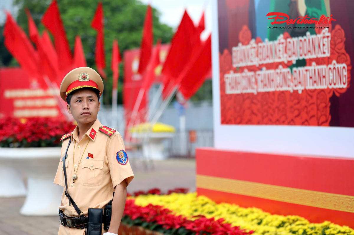 Trong đó, Phòng Cảnh sát giao thông Công an thành phố Hà Nội giữ vai trò nòng cốt trong công tác tổ chức, điều tiết giao thông, phân luồng từ sớm, từ xa, hạn chế ùn tắc và bảo đảm hành trình di chuyển an toàn cho các đoàn đại biểu.