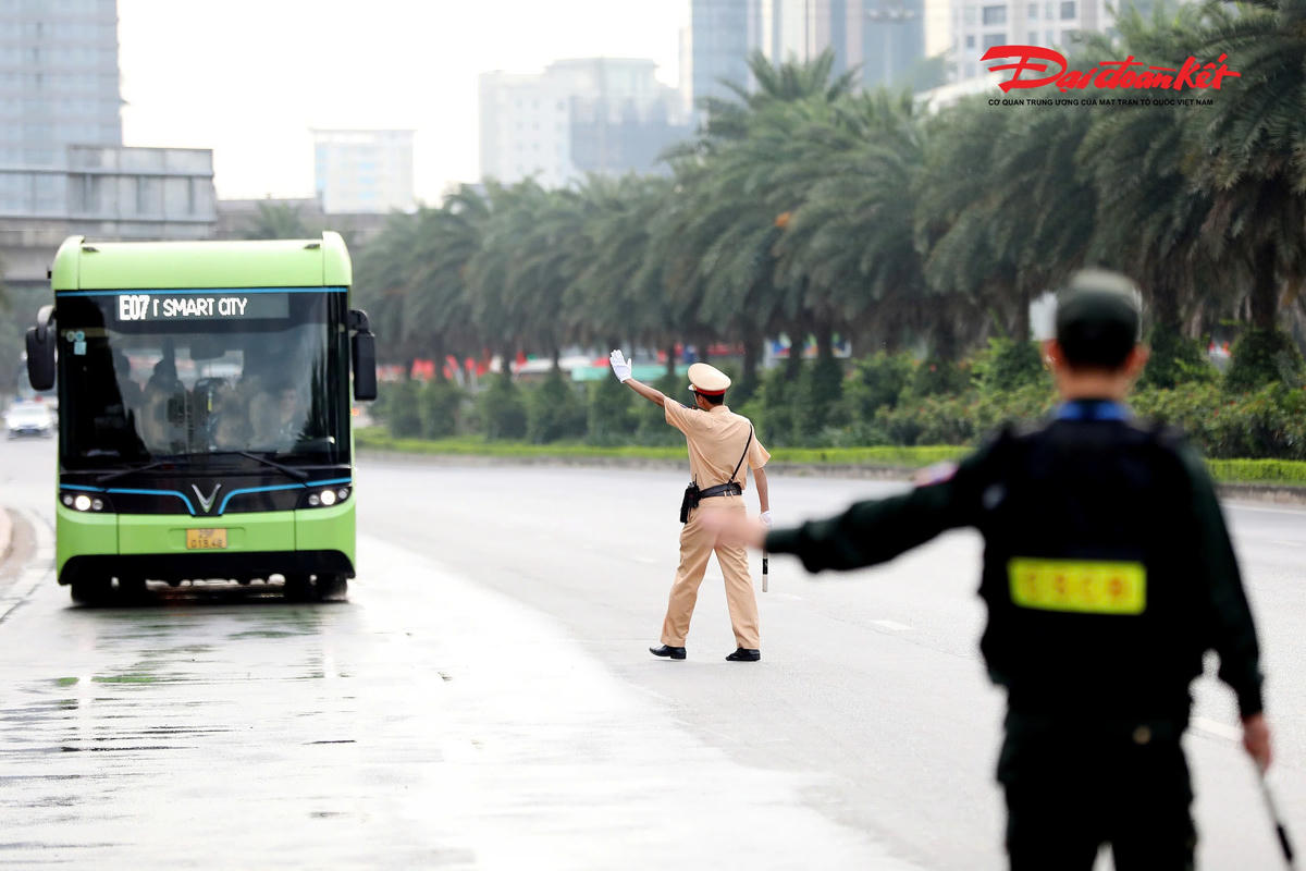 Cùng với công tác dẫn đoàn, Phòng Cảnh sát giao thông còn phối hợp chặt chẽ với các đơn vị nghiệp vụ, Công an các phường và lực lượng chức năng tổ chức kiểm tra, rà soát phương tiện, bảo đảm an toàn giao thông quanh khu vực diễn ra Đại hội và các địa điểm trọng yếu.