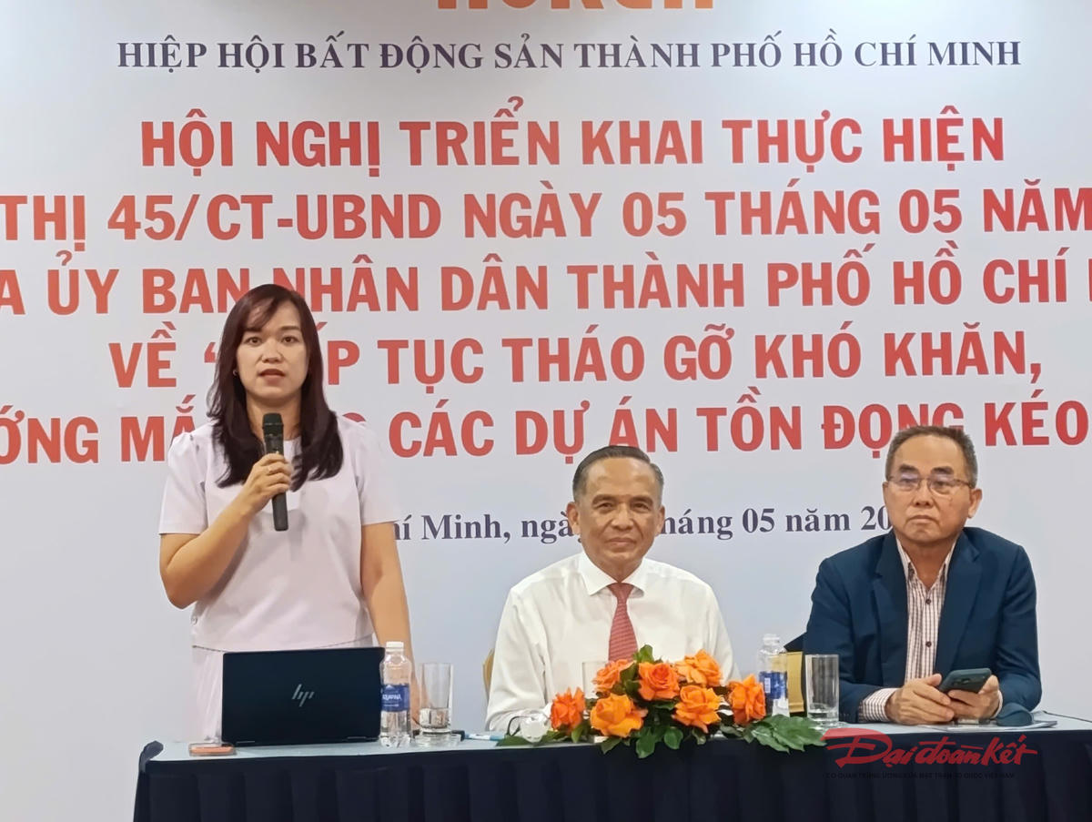 Đại diện Sở Tài chính trả lời, tiếp thu ý kiến của đại diện doanh nghiệp tại hội nghị. Ảnh: T.Luân.