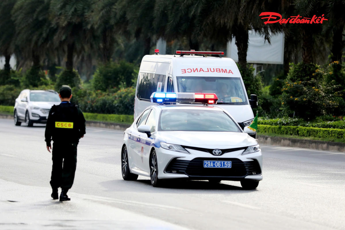 Đặc biệt, lực lượng Cảnh sát giao thông dẫn đoàn được triển khai bài bản, chuyên nghiệp, bảo đảm việc đưa đón các đoàn đại biểu diễn ra đúng lộ trình, đúng thời gian, an toàn tuyệt đối.