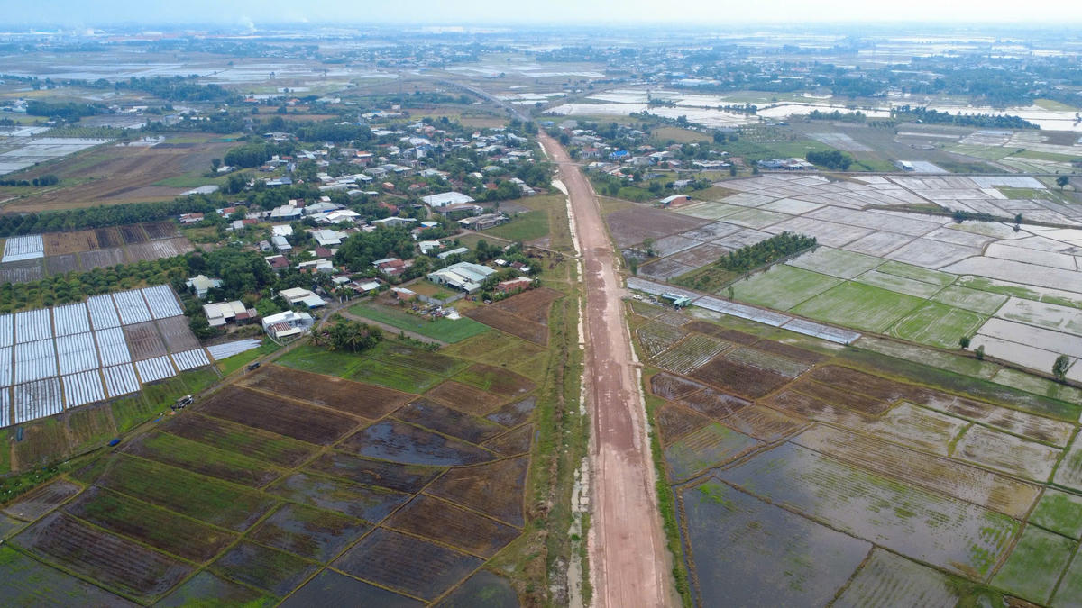 Phần lớn dự án đã hoàn thành nhưng hiện còn 2km đi qua phường Gia Lộc (tỉnh Tây Ninh) vẫn đang gấp rút thi công. Theo kế hoạch đoạn này sẽ hoàn thành vào cuối tháng 6 tới. Ảnh: Đ.Xá.