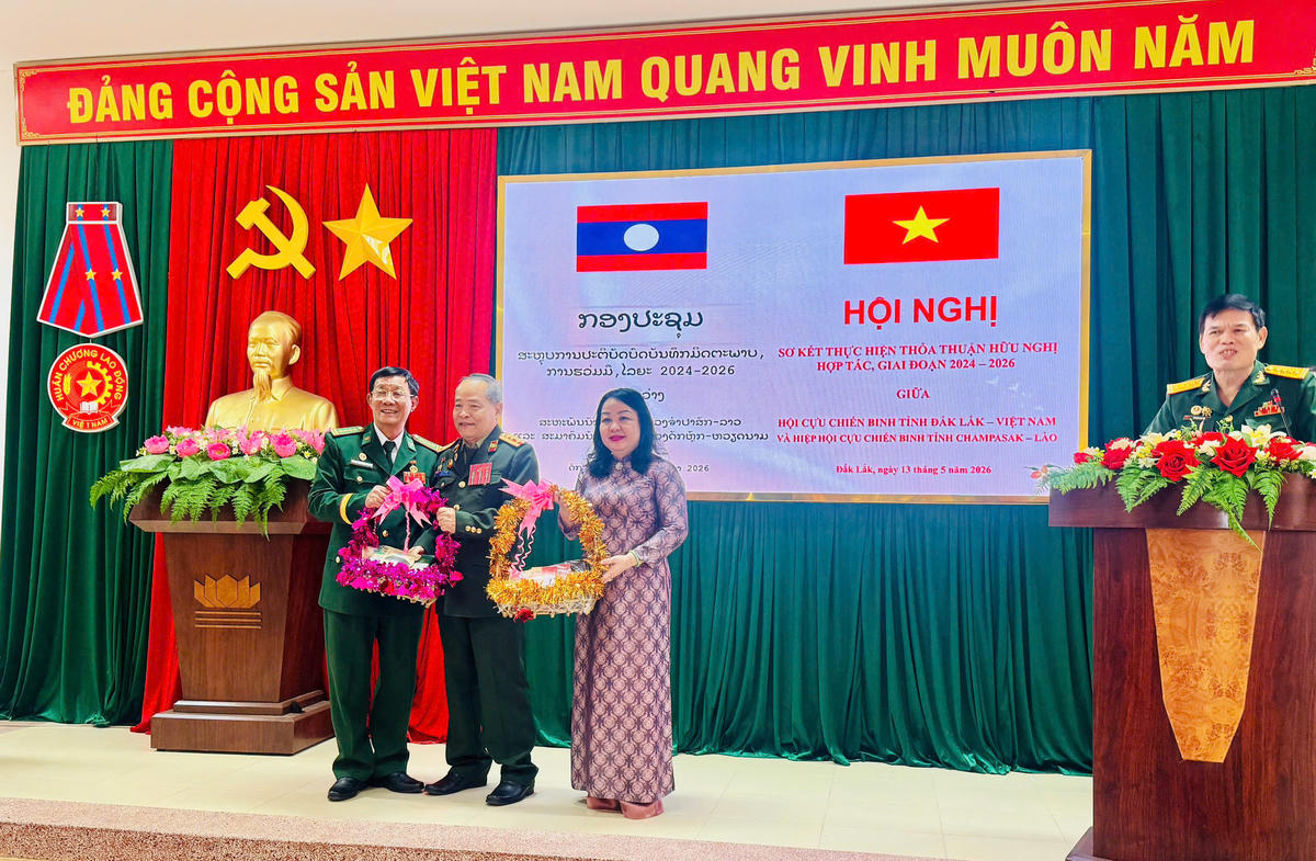 Bà Cao Thị Hòa An, Ủy viên Trung ương Đảng, Phó Bí thư Thường trực Tỉnh ủy, Chủ tịch HĐND tỉnh và Đại tá Phạm Quang Hùng, Chủ tịch Hội Cựu chiến binh tỉnh Đắk Lắk tặng quà cho hội Cựu chiến binh tỉnh Champasak - Lào. Ảnh: Thanh Nga.