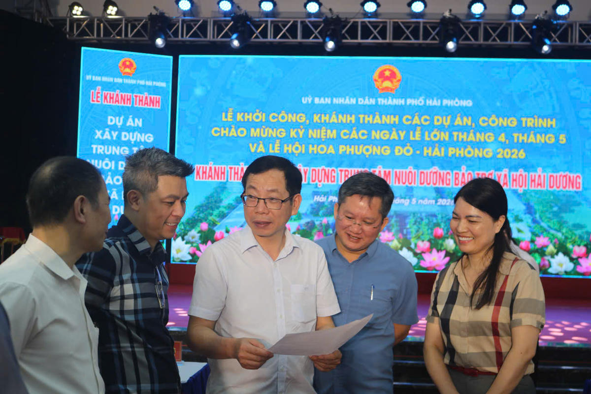 Phó Chủ tịch UBND thành phố Vũ Tiến Phụng kiểm tra công tác chuẩn bị khánh thành Dự án đầu tư xây dựng Trung tâm nuôi dưỡng Bảo trợ xã hội Hải Dương. Ảnh: NH.