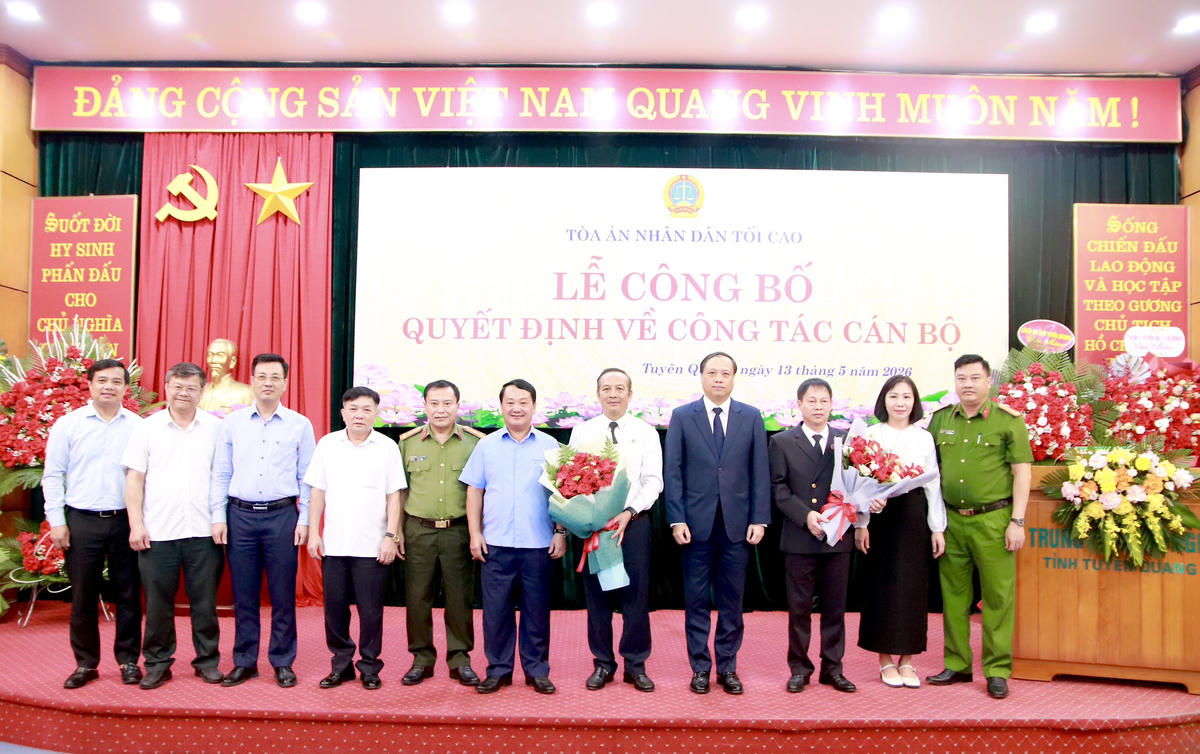 Lãnh đạo Tòa án nhân dân tối cao và lãnh đạo tỉnh Tuyên Quang chúc mừng ông Bùi Đức Thuận và ông Nguyễn Minh Hùng.