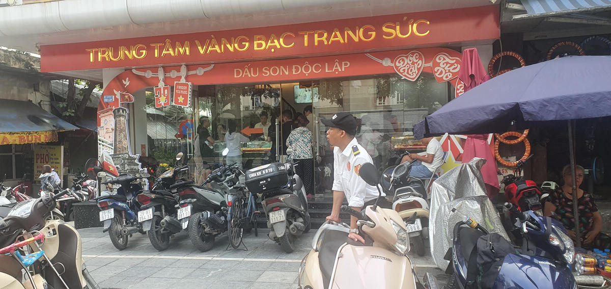 Thị trường vàng: Thu hẹp khoảng cách giá trong nước và thế giới