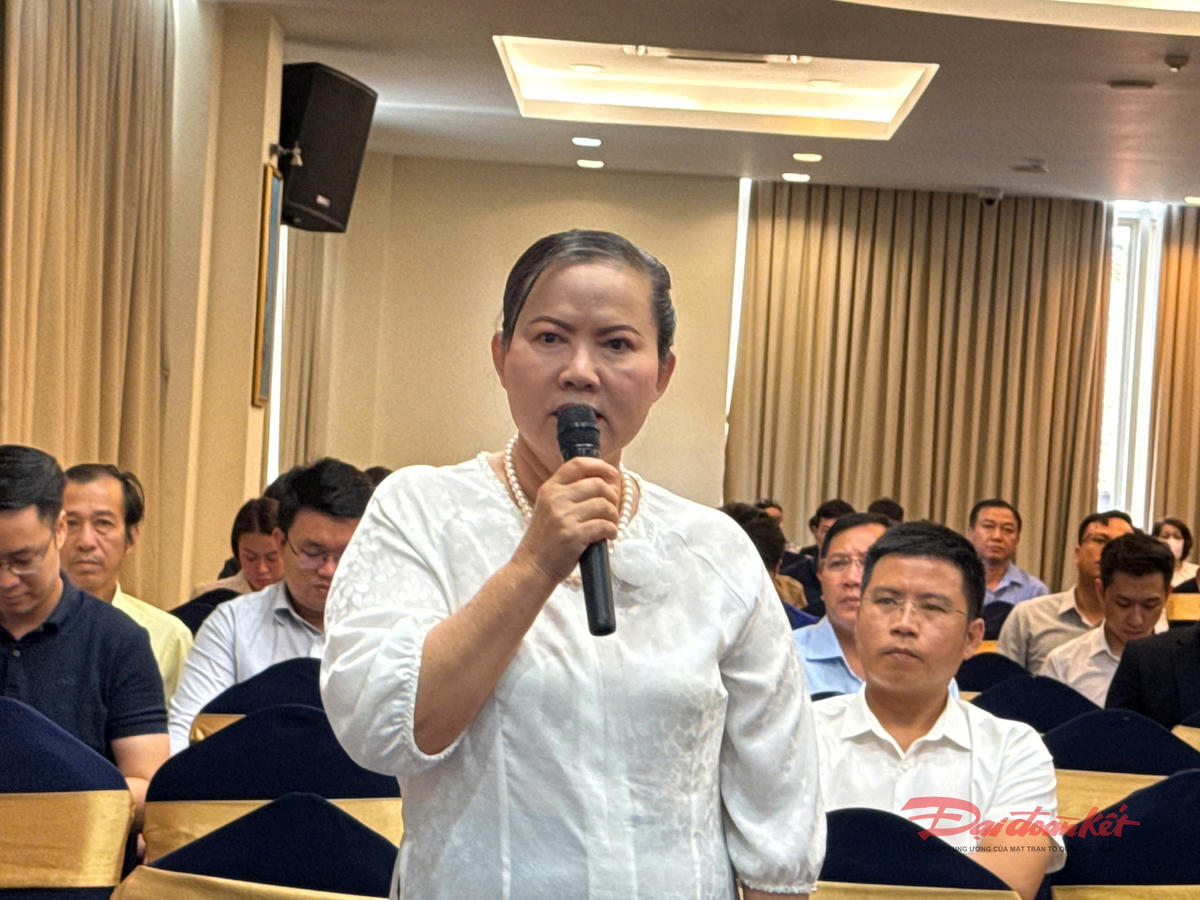 Bà Nguyễn Nam Phương, đại diện Công ty TNHH MTV Lan Anh kiến nghị tại hội nghị. Ảnh: T.Luân.