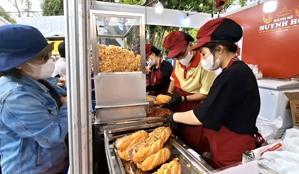 Nhân viên của các gian hàng bánh mì liên tục làm việc do lượng khách mua rất đông. Ảnh: S.X