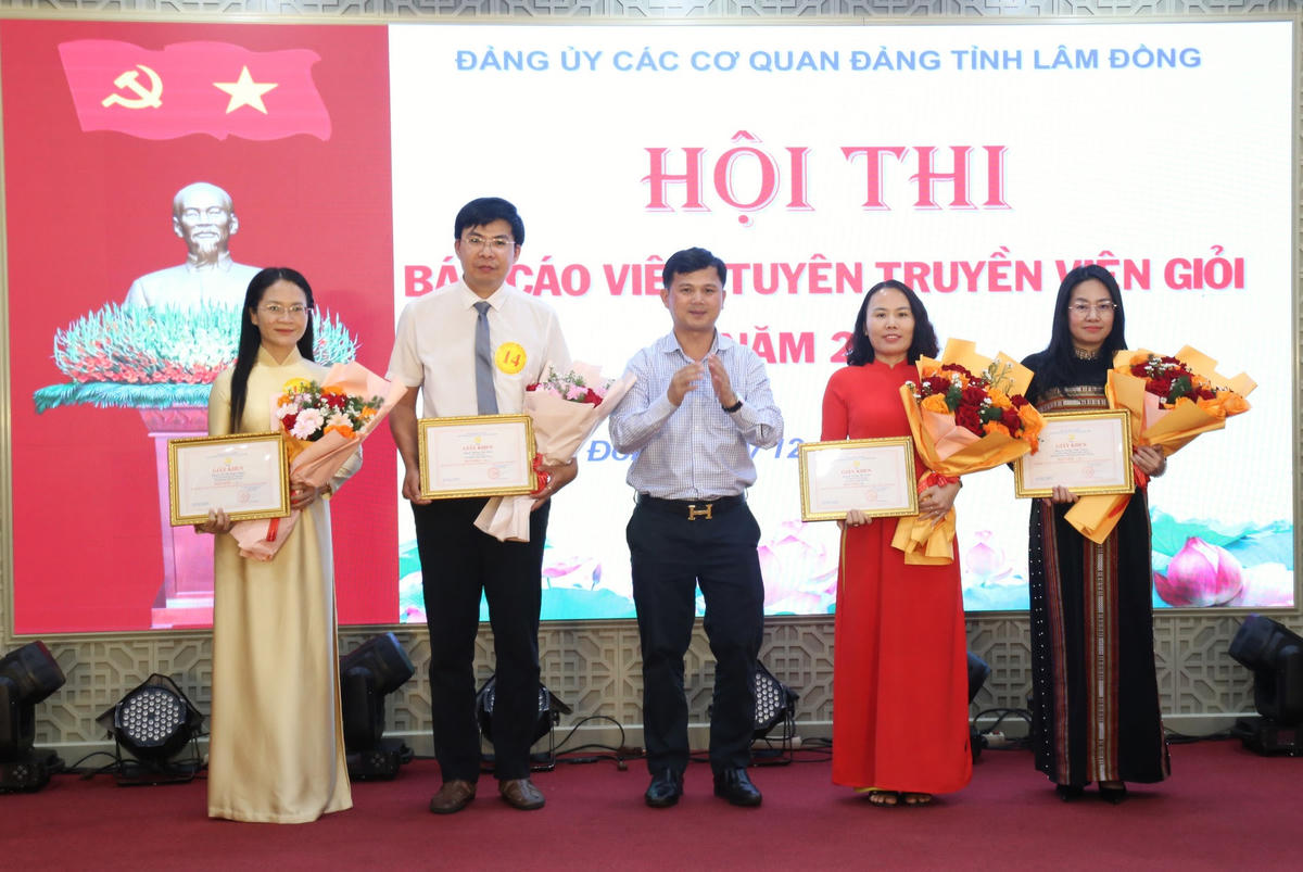 Ông Chậu Ngọc Lương, Phó trưởng Ban Thường trực Ban Tuyên giáo và Dân vận Tỉnh ủy Lâm Đồng, Phó trưởng Ban Tổ chức Hội thi trao giải Ba cho các thí sinh, đạt giải tại Hội thi Báo cáo viên, tuyên truyền viên giỏi năm 2026.