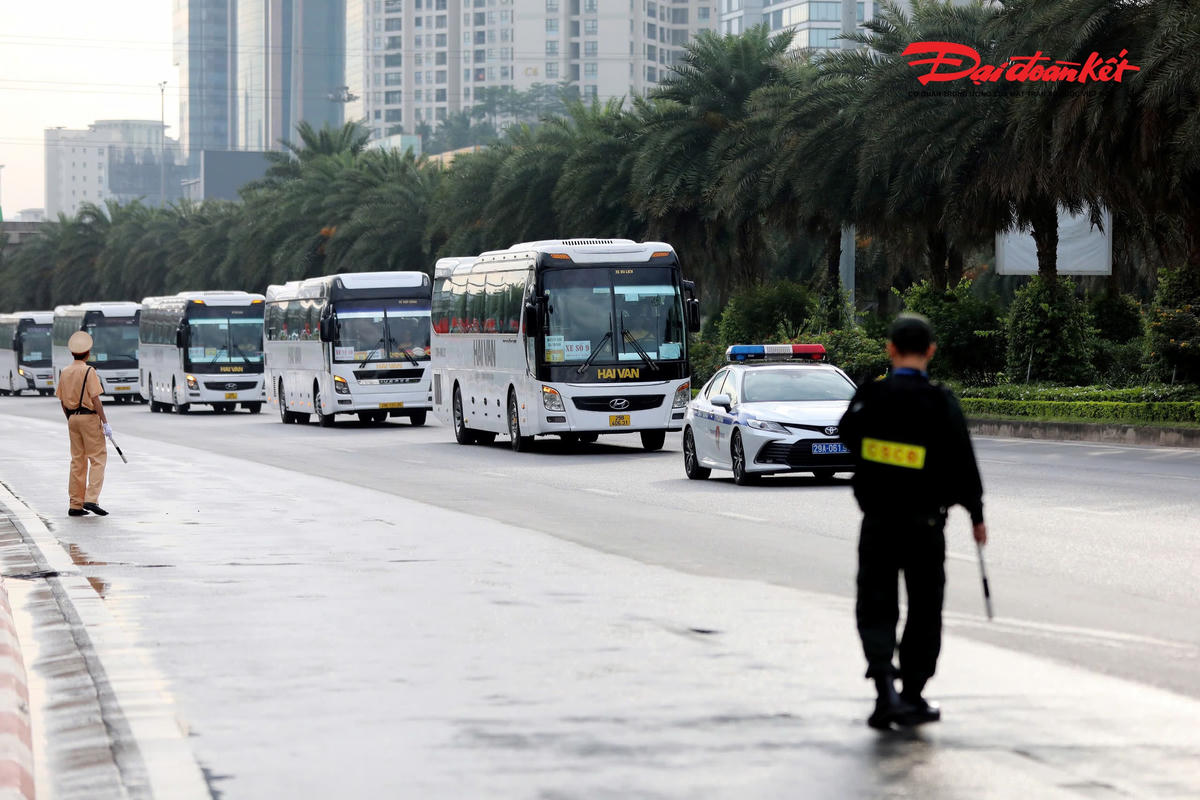 Ngay từ những ngày trước Đại hội, lực lượng Cảnh sát giao thông đã tăng cường quân số tại các trục giao thông chính như Đại lộ Thăng Long, đường Phạm Hùng, Khuất Duy Tiến, Trần Duy Hưng, vành đai 3, Lê Quang Đạo cùng nhiều tuyến kết nối đến Trung tâm Hội nghị Quốc gia.