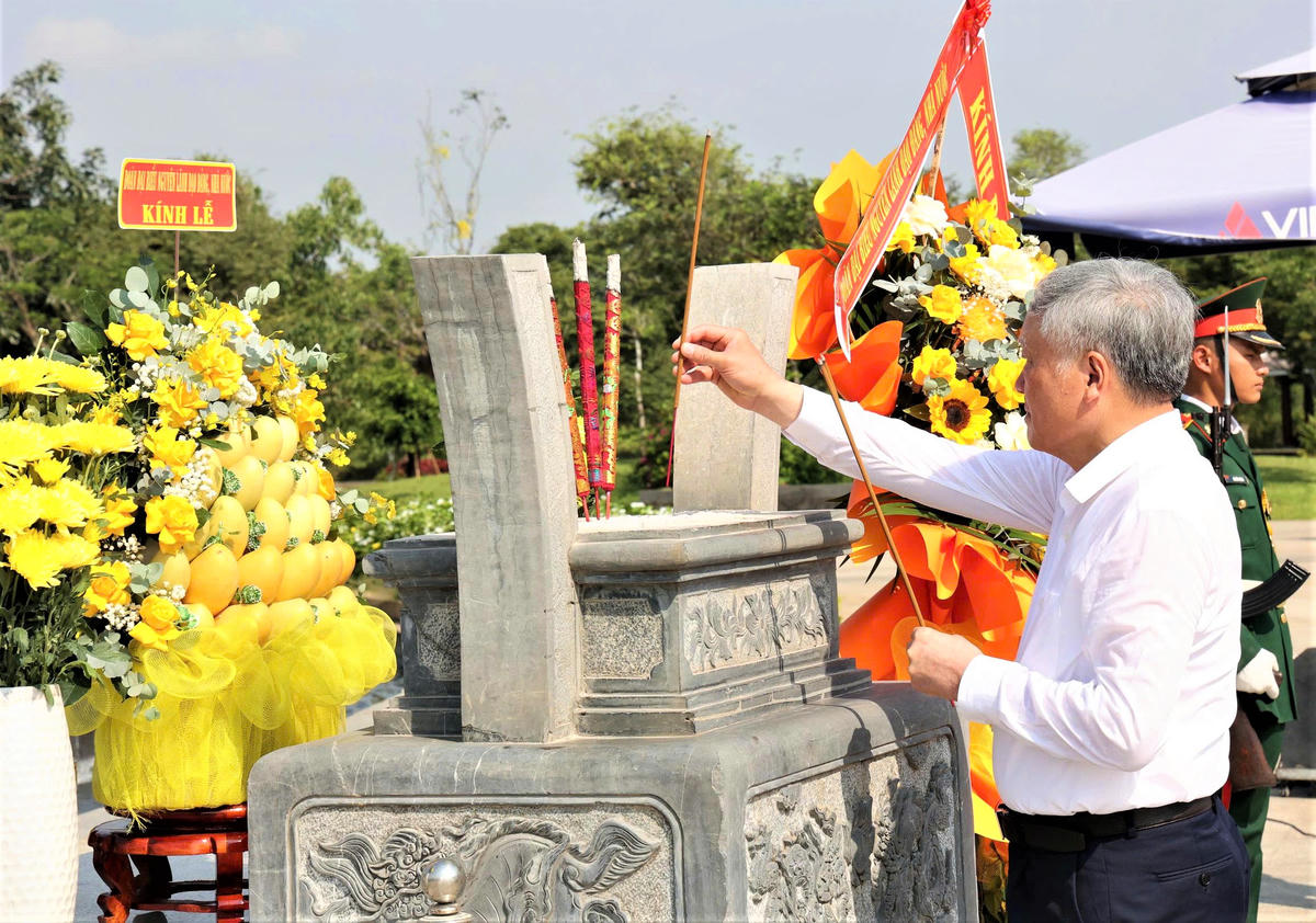 Ông Nguyễn Hòa Bình, nguyên Phó Thủ tướng Thường trực Chính phủ dâng hương tại Tượng đài Mẹ Việt Nam anh hùng. Ảnh: Nguyễn Tín.