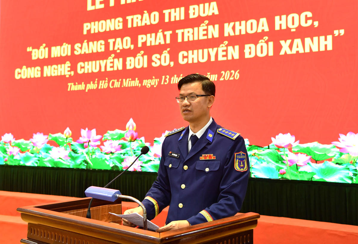Đại tá Cao Xuân Quận, Phó Chính ủy, Phó Chủ tịch Thường trực Hội đồng Thi đua -Khen thưởng Bộ Tư lệnh Vùng Cảnh sát biển 3 chủ trì lễ phát động. Ảnh: Đức Định.