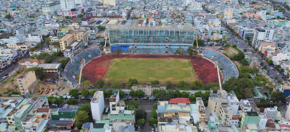 Một góc trên cao Khu phức hợp thương mại dịch vụ sân vận động Chi Lăng được đưa vào diện tháo gỡ khẩn cấp. Ảnh: Tấn Thành.