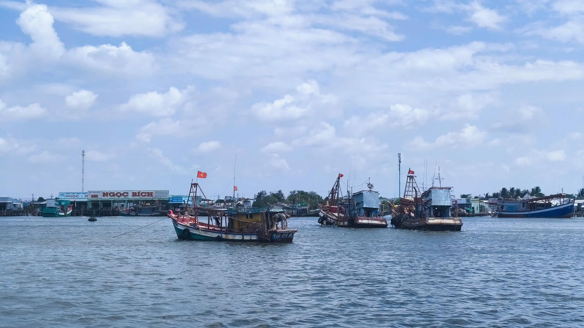 Các tàu neo đậu ở cửa biển Sông Đốc, xã Sông Đốc, tỉnh Cà Mau. Ảnh: Nguyên Du