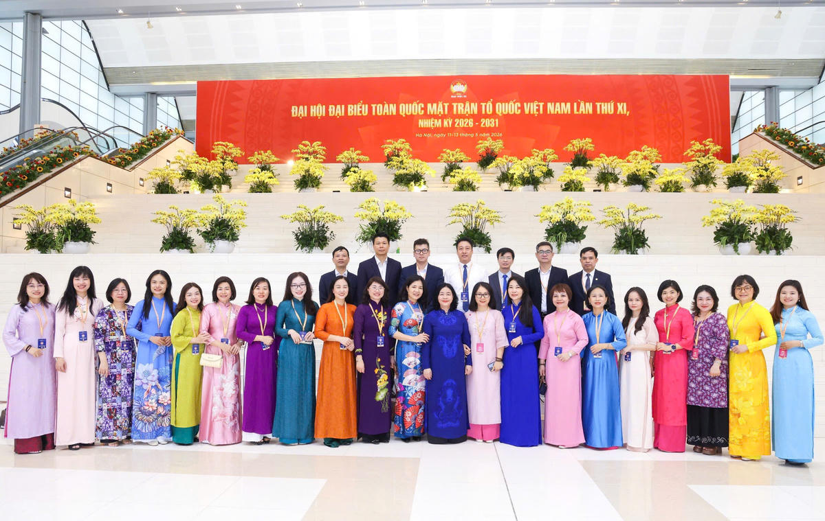Chủ tịch UBTƯ MTTQ Việt Nam Bùi Thị Minh Hoài cùng các cán bộ Mặt trận tại Đại hội.