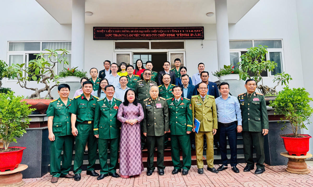 Các đại biểu chụp ảnh lưu niệm. Ảnh: Thanh Nga.