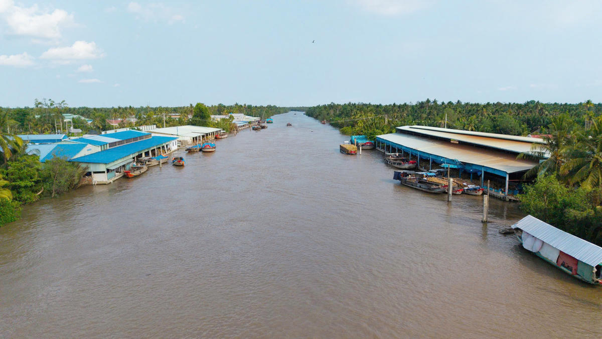 Dọc đôi bờ sông Thom, hàng chục cơ sở sản xuất chỉ xơ dừa hoạt động nhộn nhịp, tạo sinh kế cho nhiều lao động địa phương. (Ảnh: Trí Trần).