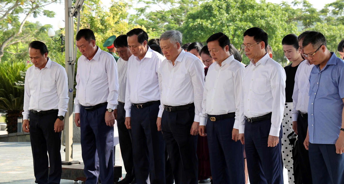 Đoàn công tác của nguyên lãnh đạo Đảng, Nhà nước dành một phút tưởng niệm các Anh hùng liệt sĩ. Ảnh: Chí Đại.
