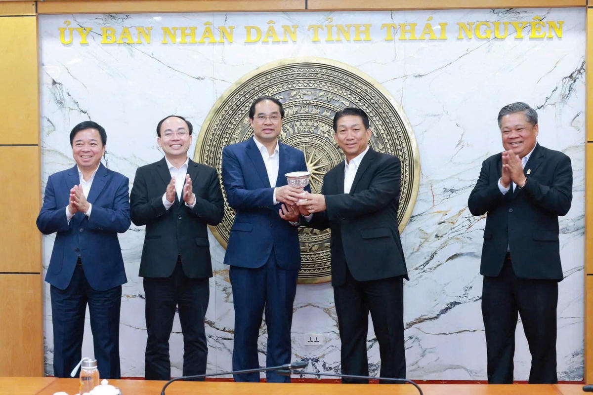 Lãnh đạo 2 tỉnh trao quà lưu niệm.