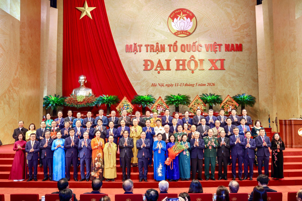 Doanh nhân Đỗ Quang Hiển (hàng thứ hai, thứ 9 từ trái sang) cùng Đoàn Chủ tịch Ủy ban Trung ương MTTQ Việt Nam khóa XI ra mắt Đại hội.