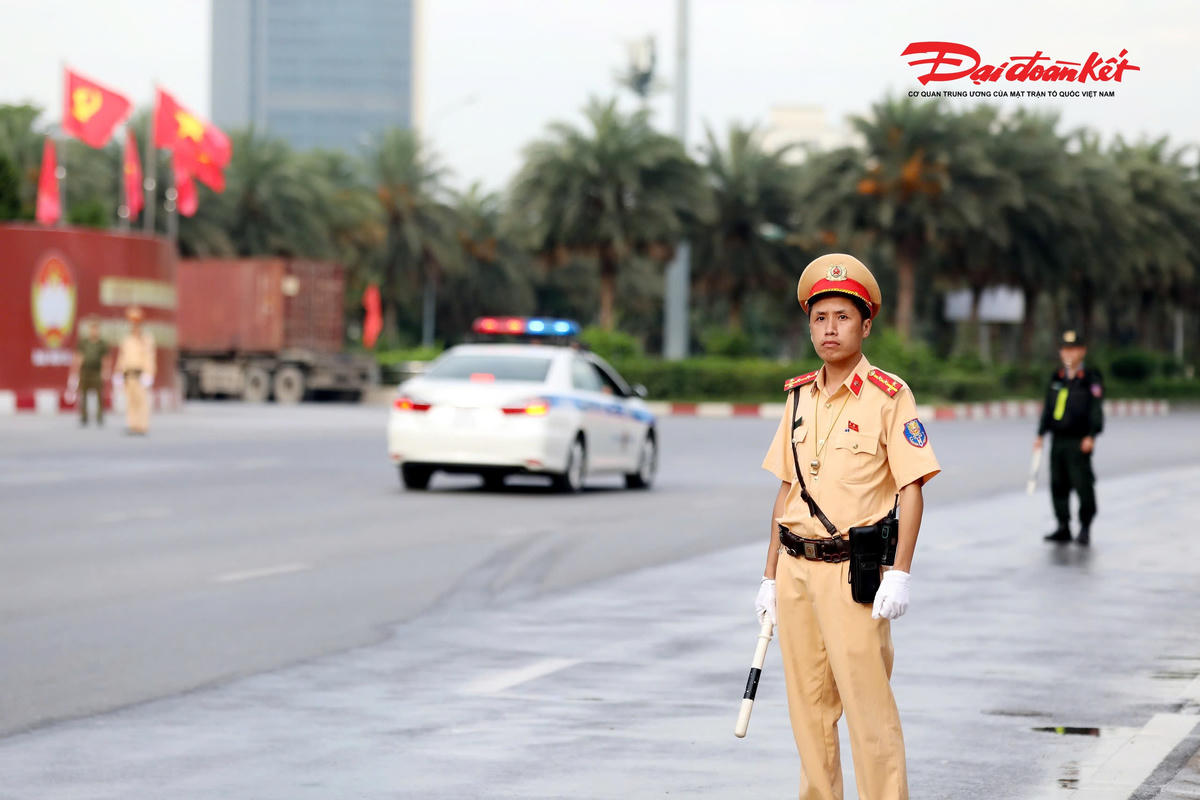Để bảo đảm tuyệt đối an ninh, an toàn và giao thông thông suốt phục vụ Đại hội, Công an thành phố Hà Nội đã triển khai đồng bộ nhiều phương án, huy động lực lượng tại các tuyến đường trọng điểm, khu vực diễn ra sự kiện, nơi lưu trú của đại biểu và các đầu mối giao thông quan trọng.