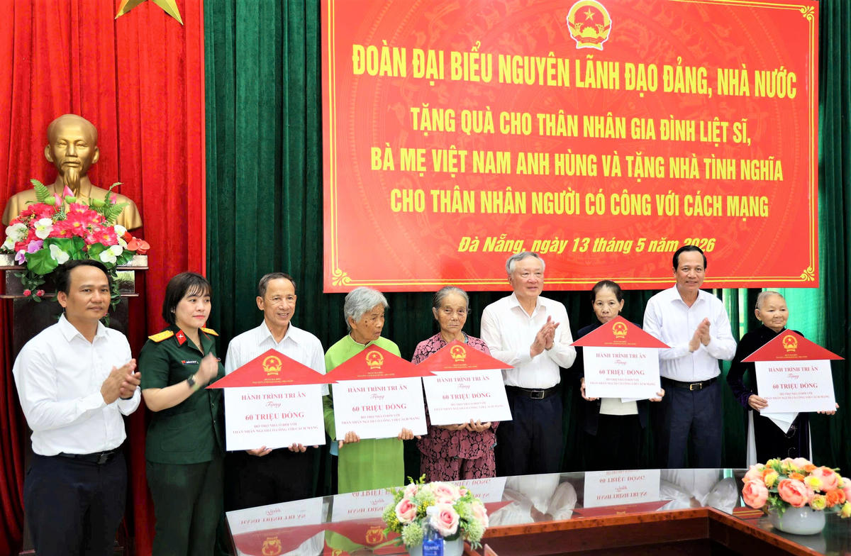 Ông Nguyễn Hòa Bình, nguyên Phó Thủ tướng Thường trực Chính phủ&nbsp;tặng nhà cho các gia đình chính sách. Ảnh: Chí Đại.