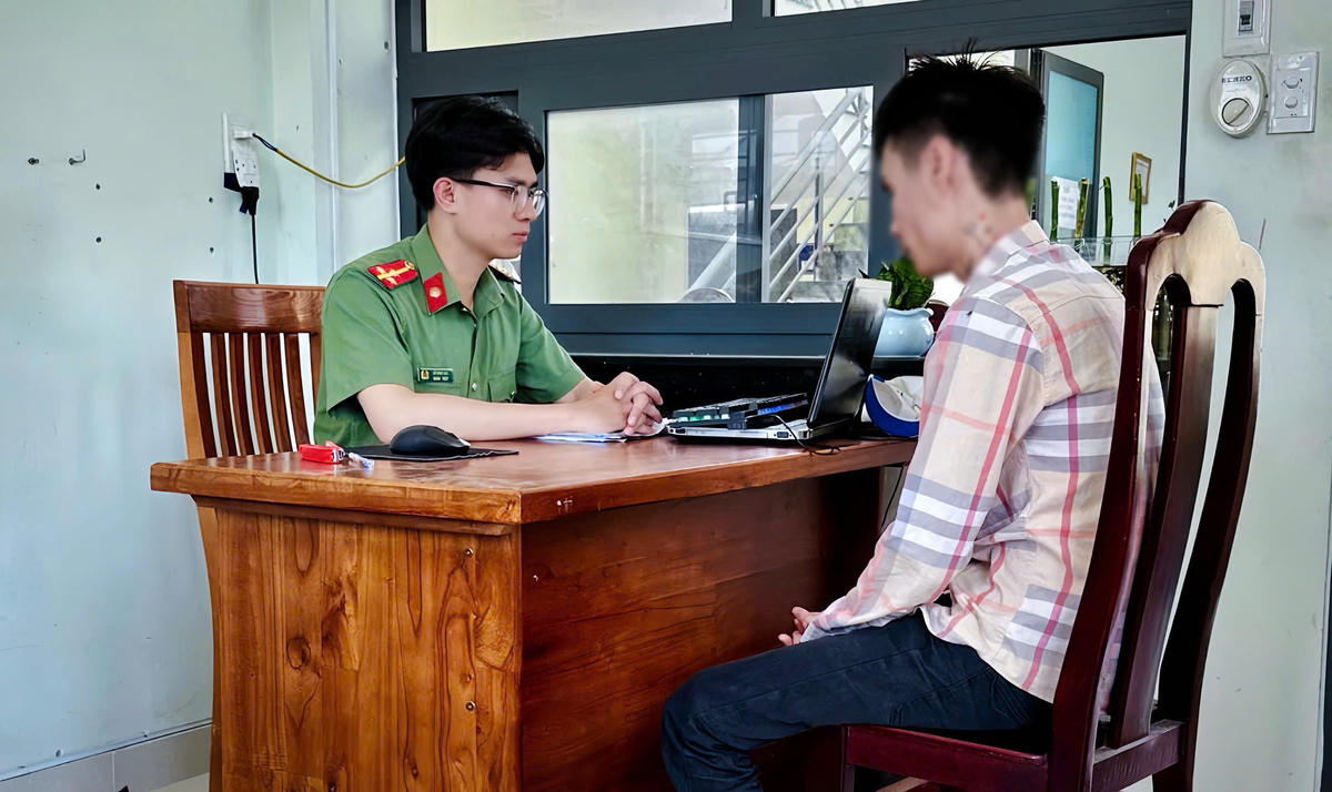 Công an phường Điện Bàn Đông làm việc với&nbsp;ông P.V.H. Ảnh: CA Đà Nẵng.