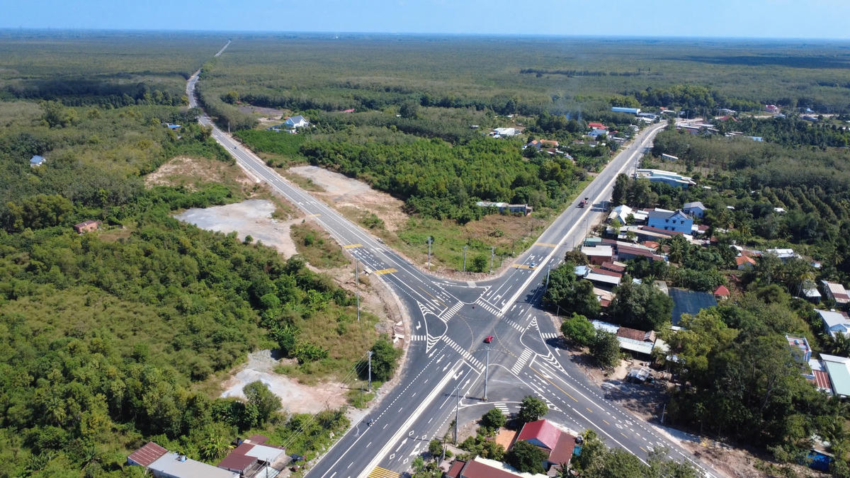 Đoạn Đức Hoà-Chơn Thành dài 73km đi qua TP Hồ Chí Minh (31km) và Tây Ninh (42km) được tái khởi công năm 2023, dự kiến hoàn thành năm 2025. Hiện dự án được lùi tới tháng 6/2026. Ảnh: Đ.Xá.